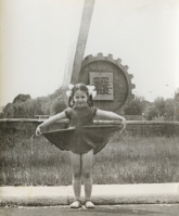 У памятника «Слава труду». Приблизительно 1982 год.